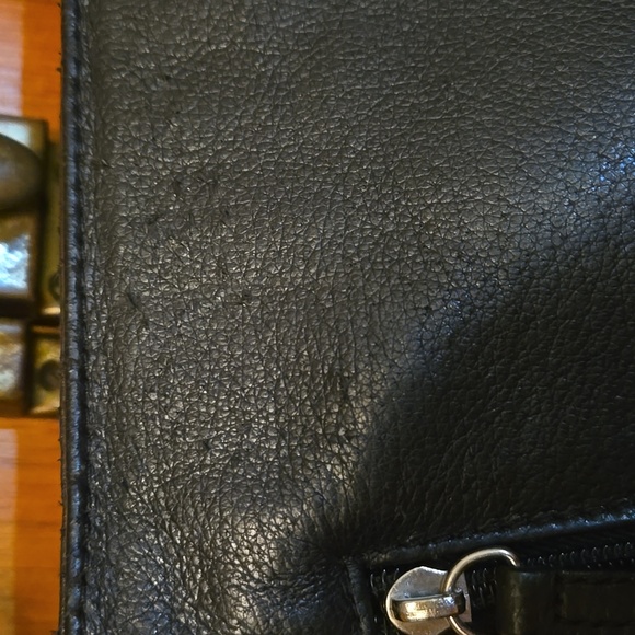 Gun Tote'n Mama - Black Leather Conceal Adj. Strap Bag - Picture 7 of 12